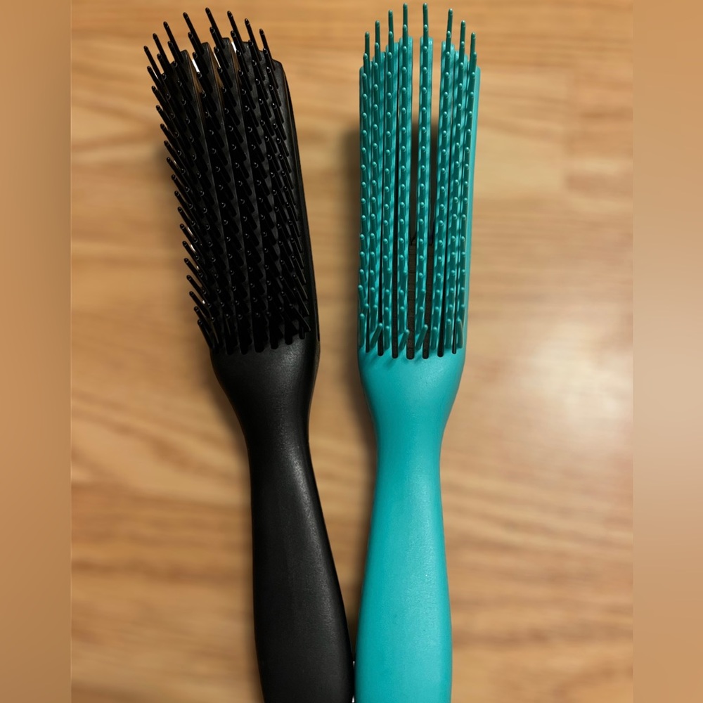 Detangling brush
